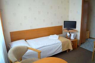 Отель Hotel Polonia Жешув Двухместный номер с 1 кроватью или 2 отдельными кроватями-4