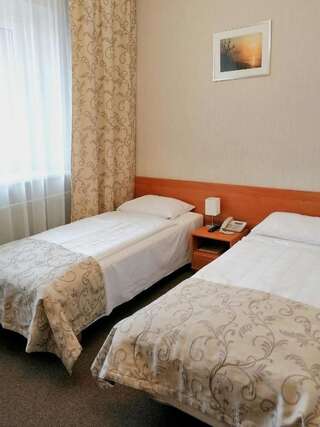 Отель Hotel Polonia Жешув Двухместный номер с 1 кроватью или 2 отдельными кроватями-5
